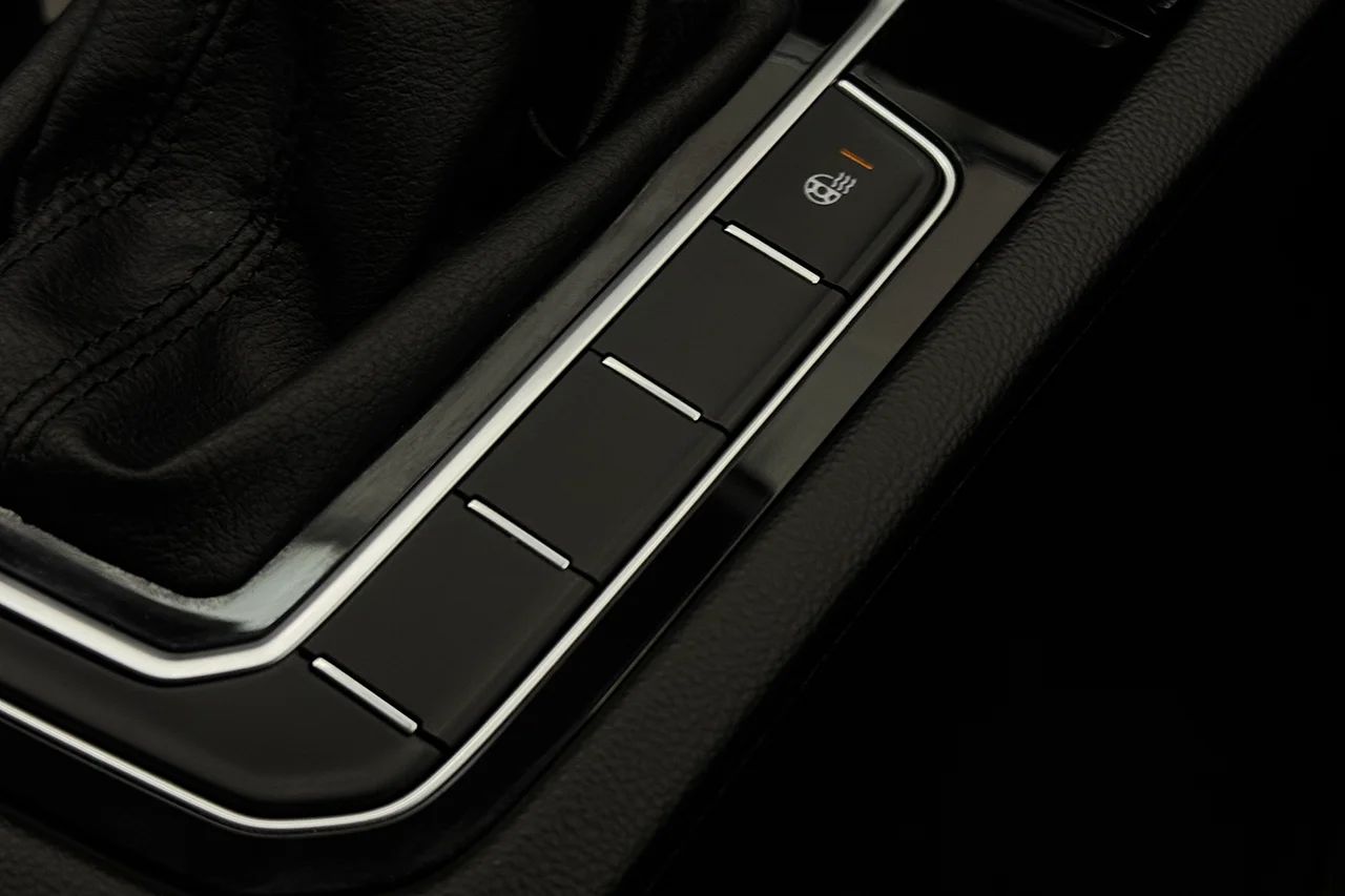 Volkswagen Passat SC 2.0 TDI 4M GT R-Line Drag Läder Kamera Värmare Cockpit – bild 33 av 37