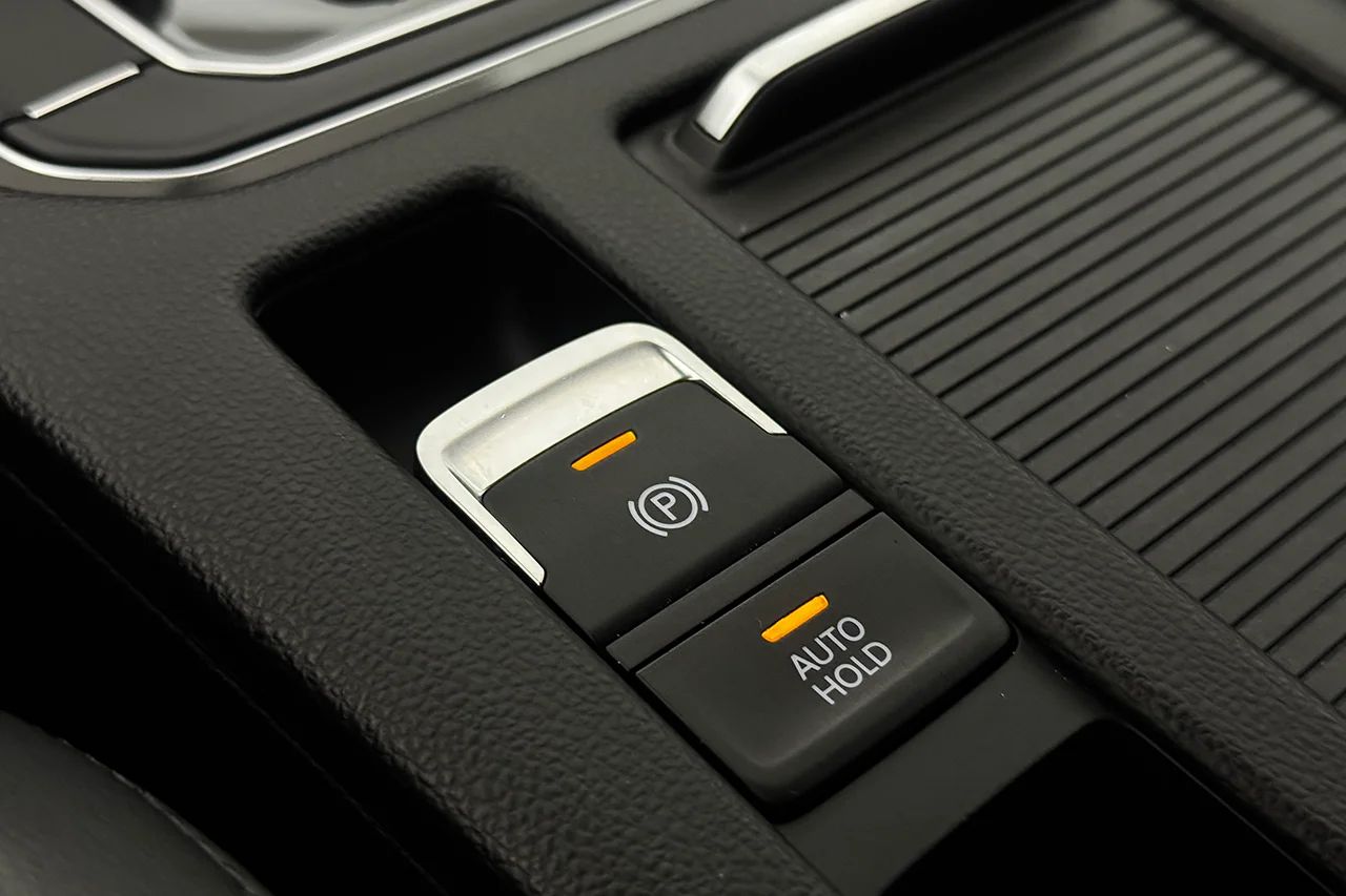 Volkswagen Passat SC 2.0 TDI 4M GT R-Line Drag Läder Kamera Värmare Cockpit – bild 34 av 37