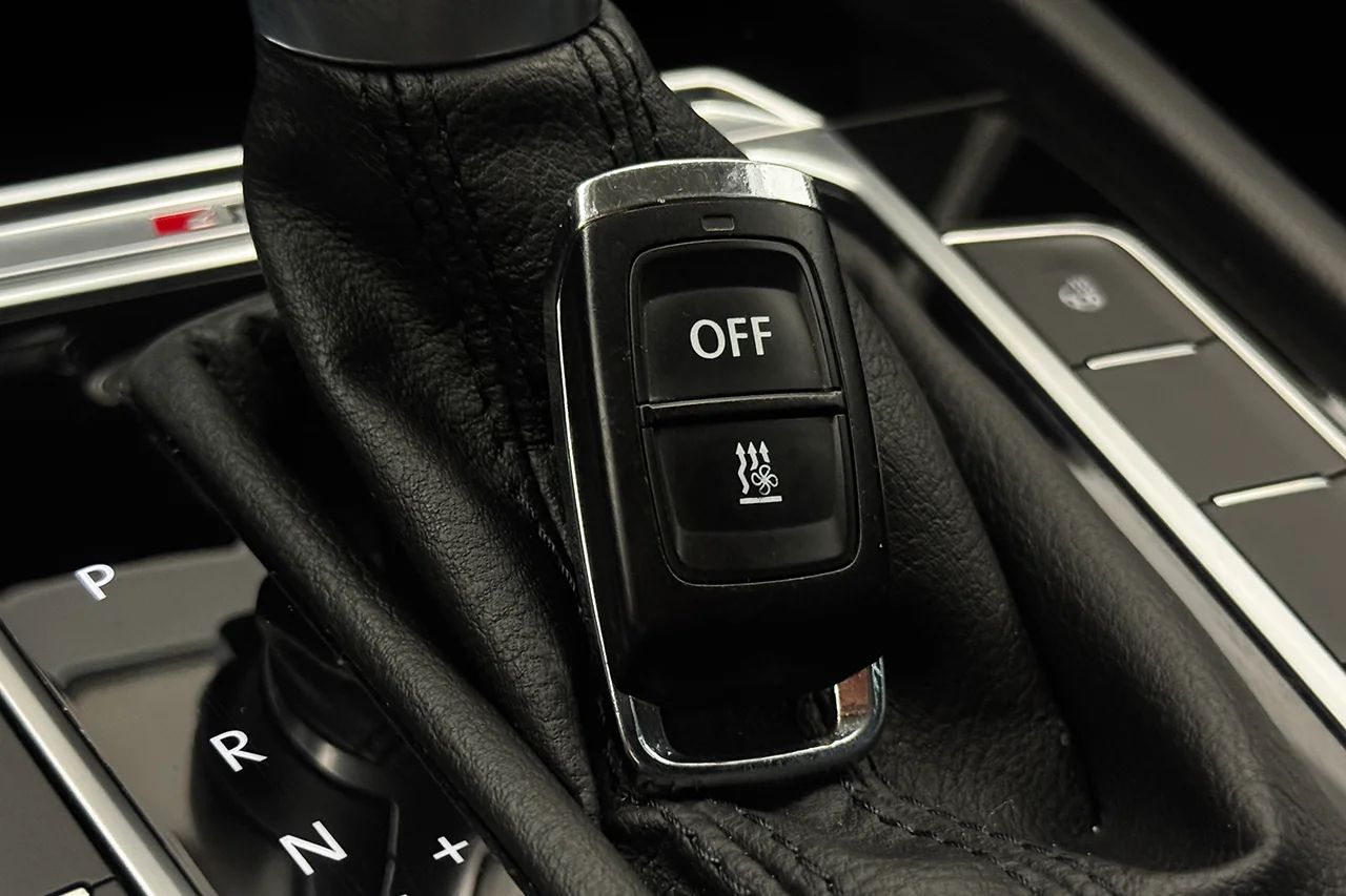 Volkswagen Passat SC 2.0 TDI 4M GT R-Line Drag Läder Kamera Värmare Cockpit – bild 31 av 37