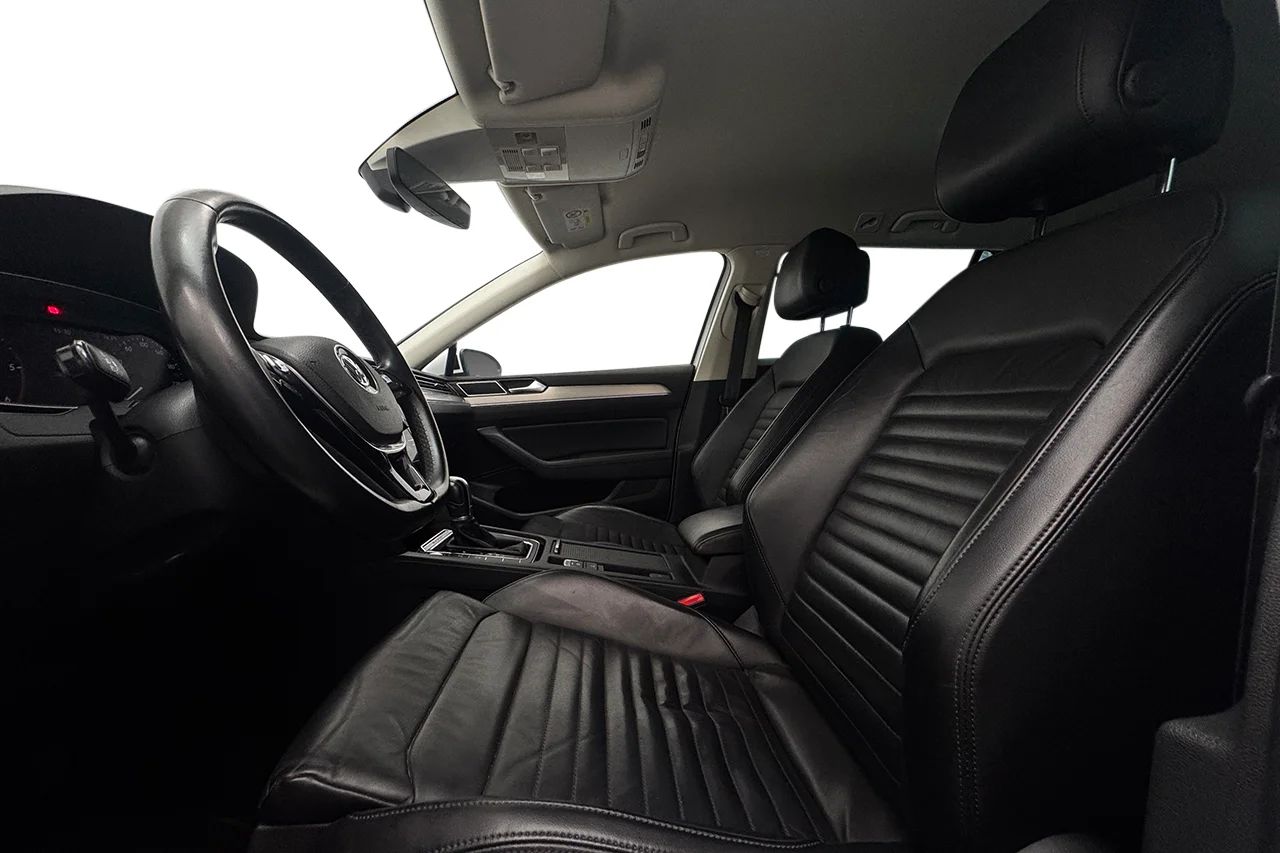 Volkswagen Passat SC 2.0 TDI 4M GT R-Line Drag Läder Kamera Värmare Cockpit – bild 11 av 37
