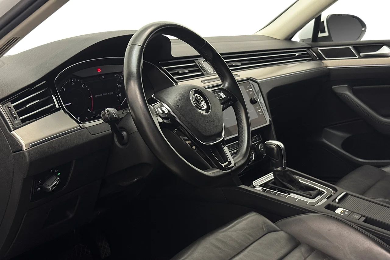Volkswagen Passat SC 2.0 TDI 4M GT R-Line Drag Läder Kamera Värmare Cockpit – bild 12 av 37