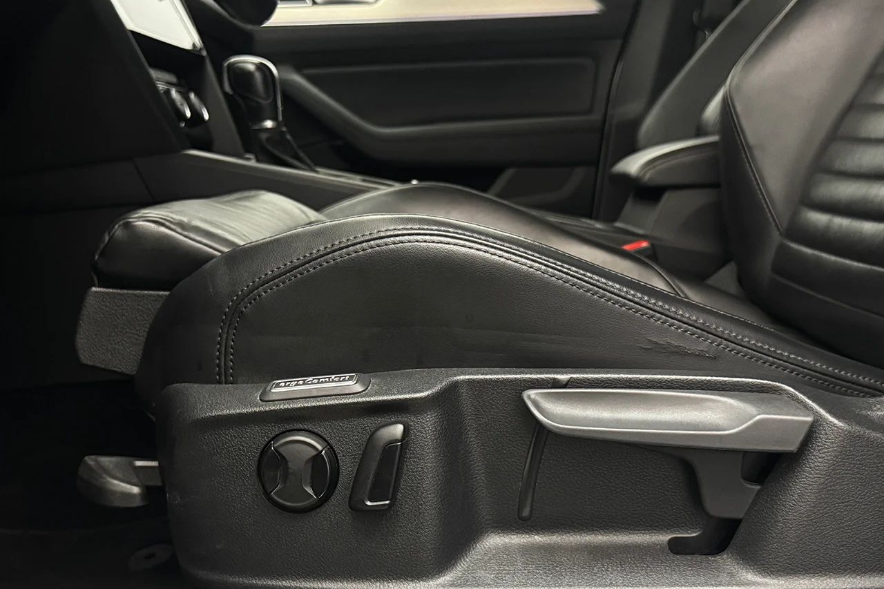 Volkswagen Passat SC 2.0 TDI 4M GT R-Line Drag Läder Kamera Värmare Cockpit – bild 13 av 37