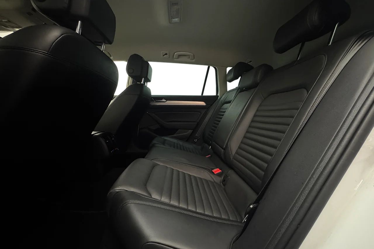 Volkswagen Passat SC 2.0 TDI 4M GT R-Line Drag Läder Kamera Värmare Cockpit – bild 14 av 37