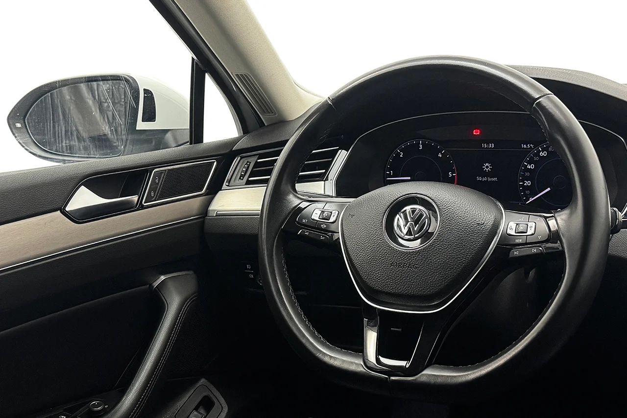 Volkswagen Passat SC 2.0 TDI 4M GT R-Line Drag Läder Kamera Värmare Cockpit – bild 17 av 37