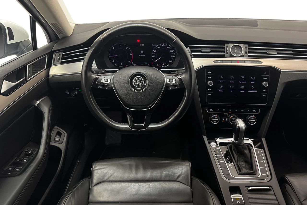 Volkswagen Passat SC 2.0 TDI 4M GT R-Line Drag Läder Kamera Värmare Cockpit – bild 19 av 37