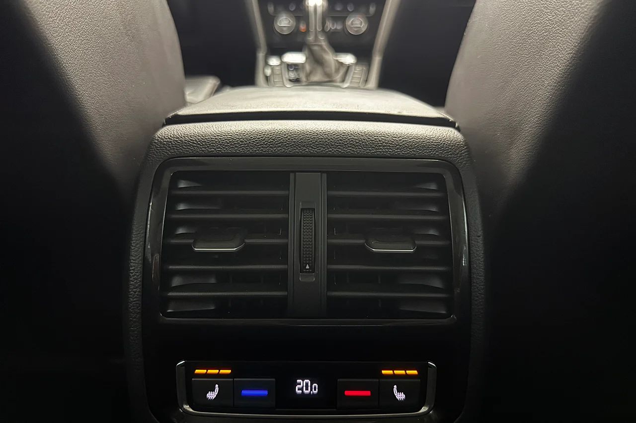 Volkswagen Passat SC 2.0 TDI 4M GT R-Line Drag Läder Kamera Värmare Cockpit – bild 15 av 37