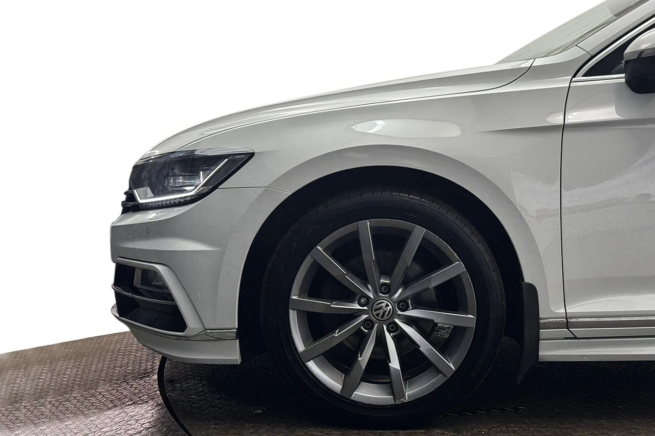 Volkswagen Passat SC 2.0 TDI 4M GT R-Line Drag Läder Kamera Värmare Cockpit – bild 10 av 37