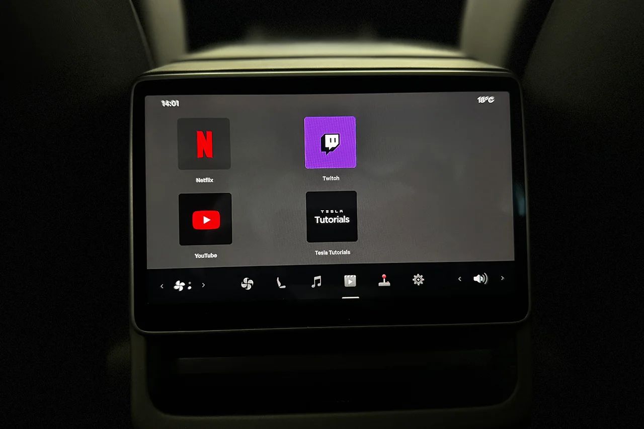 Tesla Model 3 Performance Pano Läder AI-Dator Värmare 627hk – bild 34 av 38
