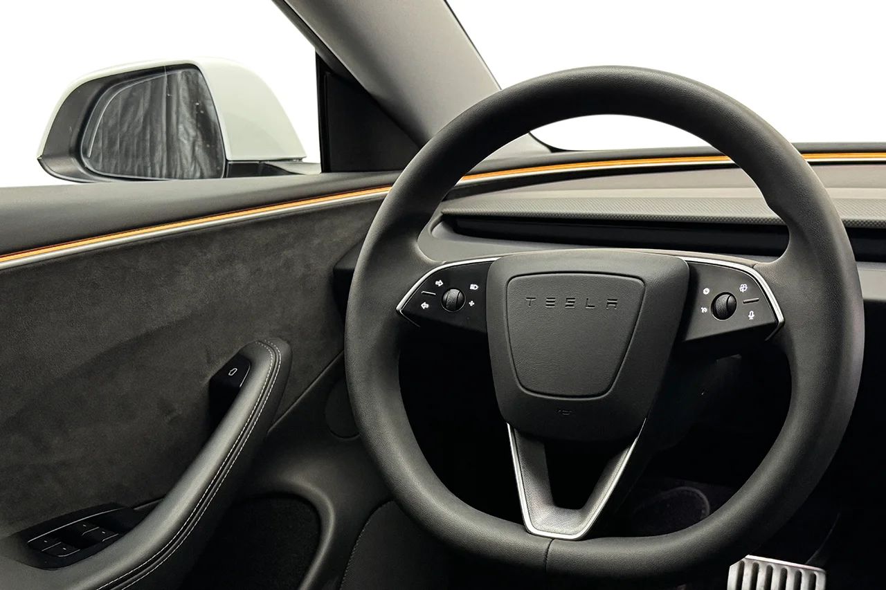 Tesla Model 3 Performance Pano Läder AI-Dator Värmare 627hk – bild 17 av 38