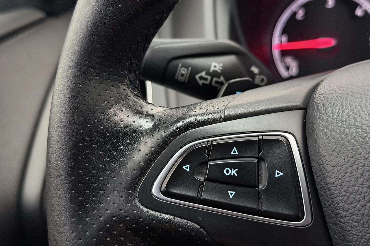 Ford Focus ST Kombi Automat Läder Elsäte Keyless Filassist 185hk – bild 19 av 32