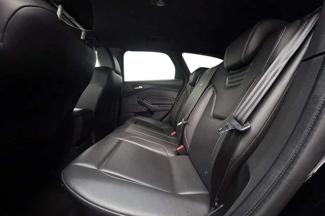 Ford Focus ST Kombi Automat Läder Elsäte Keyless Filassist 185hk – bild 15 av 32