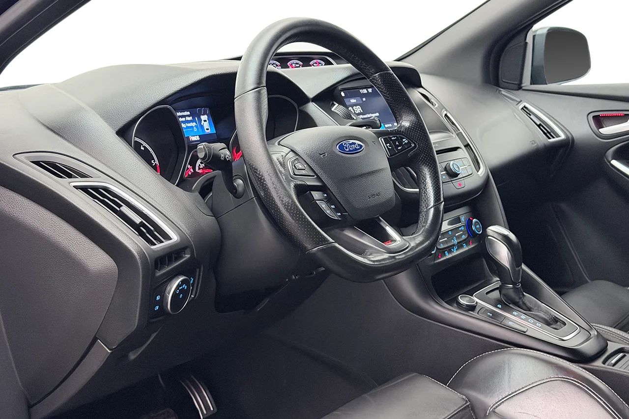 Ford Focus ST Kombi Automat Läder Elsäte Keyless Filassist 185hk – bild 12 av 32