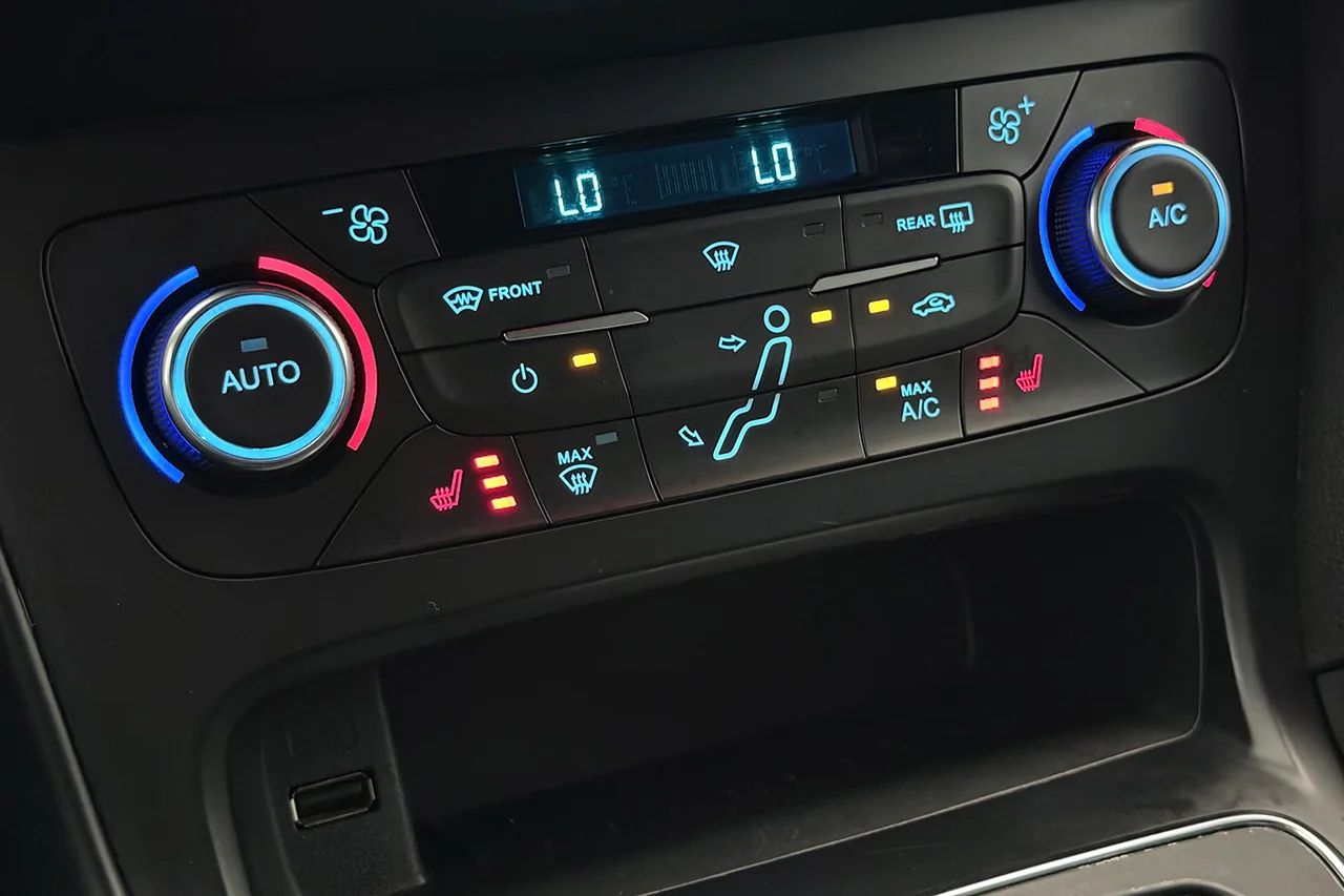 Ford Focus ST Kombi Automat Läder Elsäte Keyless Filassist 185hk – bild 28 av 32
