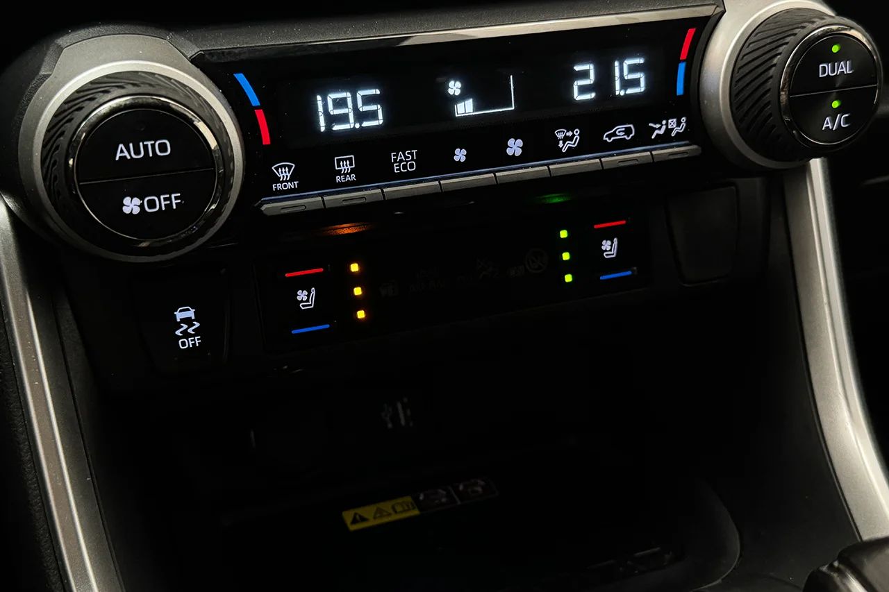 Toyota RAV4 Plug-in Hybrid Plug-in Drag HeadUp Cockpit Navi 360° Läder 306hk – bild 26 av 37