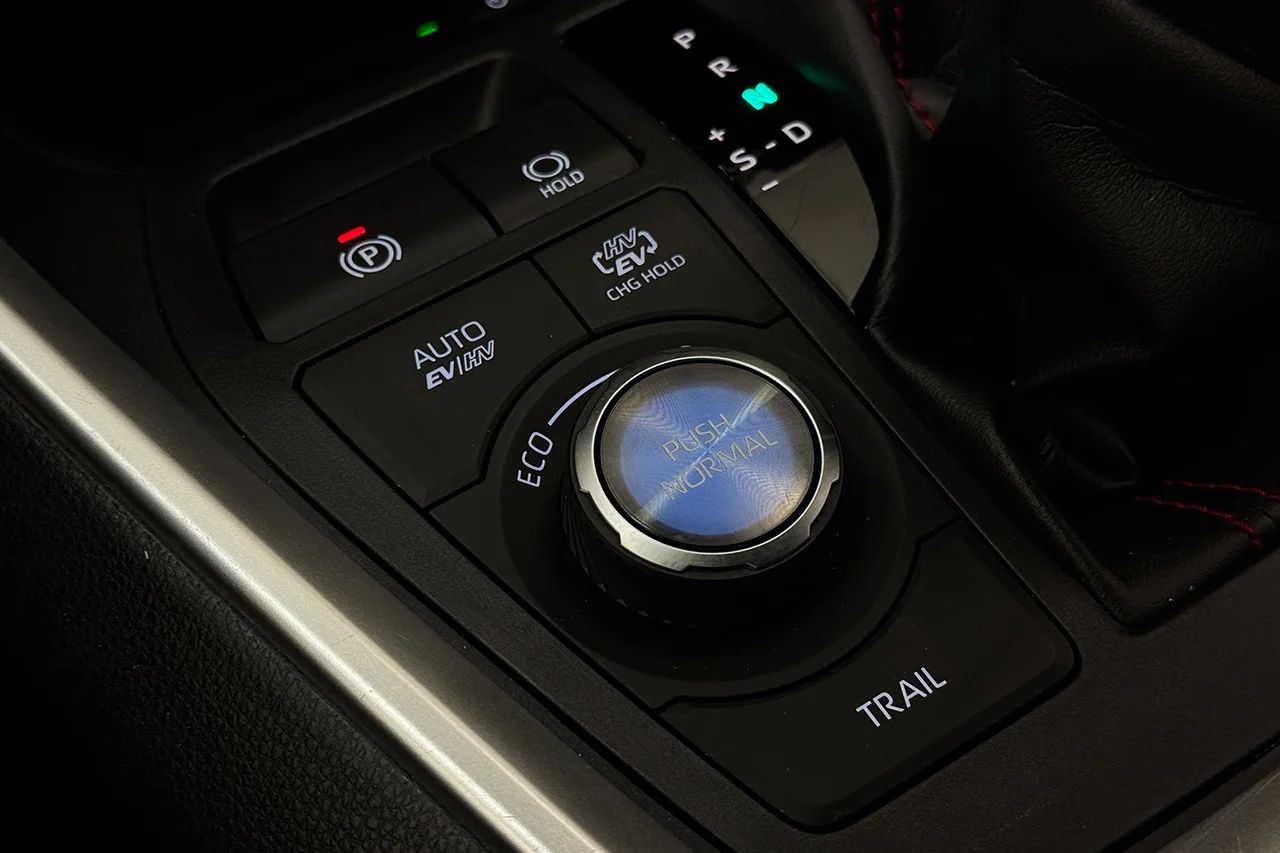 Toyota RAV4 Plug-in Hybrid Plug-in Drag HeadUp Cockpit Navi 360° Läder 306hk – bild 28 av 37