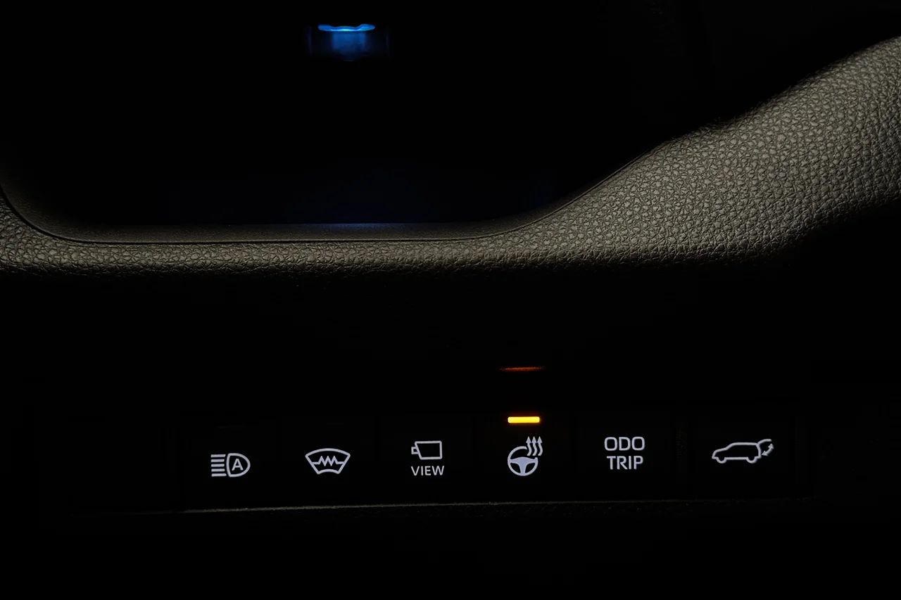 Toyota RAV4 Plug-in Hybrid Plug-in Drag HeadUp Cockpit Navi 360° Läder 306hk – bild 31 av 37