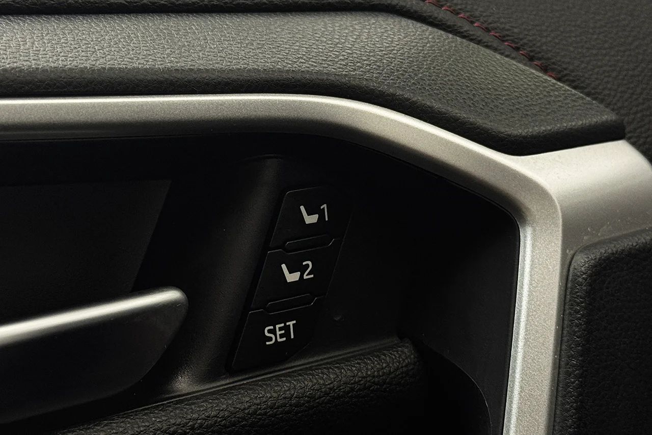 Toyota RAV4 Plug-in Hybrid Plug-in Drag HeadUp Cockpit Navi 360° Läder 306hk – bild 14 av 37