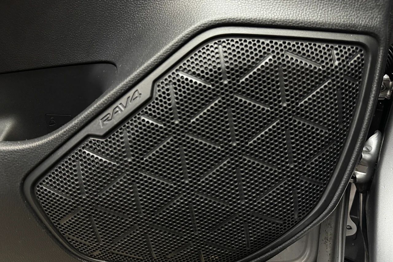 Toyota RAV4 Plug-in Hybrid Plug-in Drag HeadUp Cockpit Navi 360° Läder 306hk – bild 33 av 37