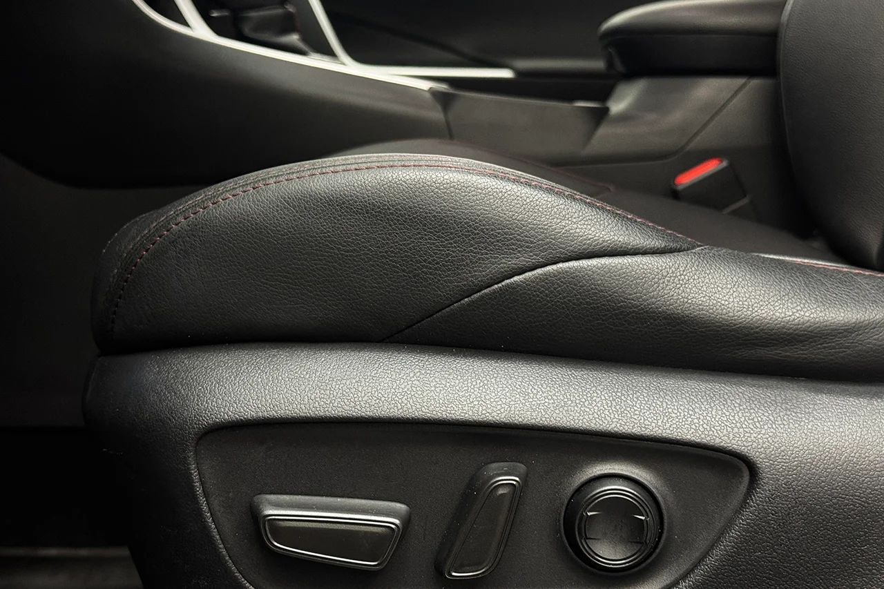Toyota RAV4 Plug-in Hybrid Plug-in Drag HeadUp Cockpit Navi 360° Läder 306hk – bild 13 av 37