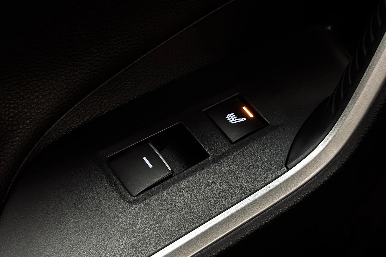 Toyota RAV4 Plug-in Hybrid Plug-in Drag HeadUp Cockpit Navi 360° Läder 306hk – bild 34 av 37