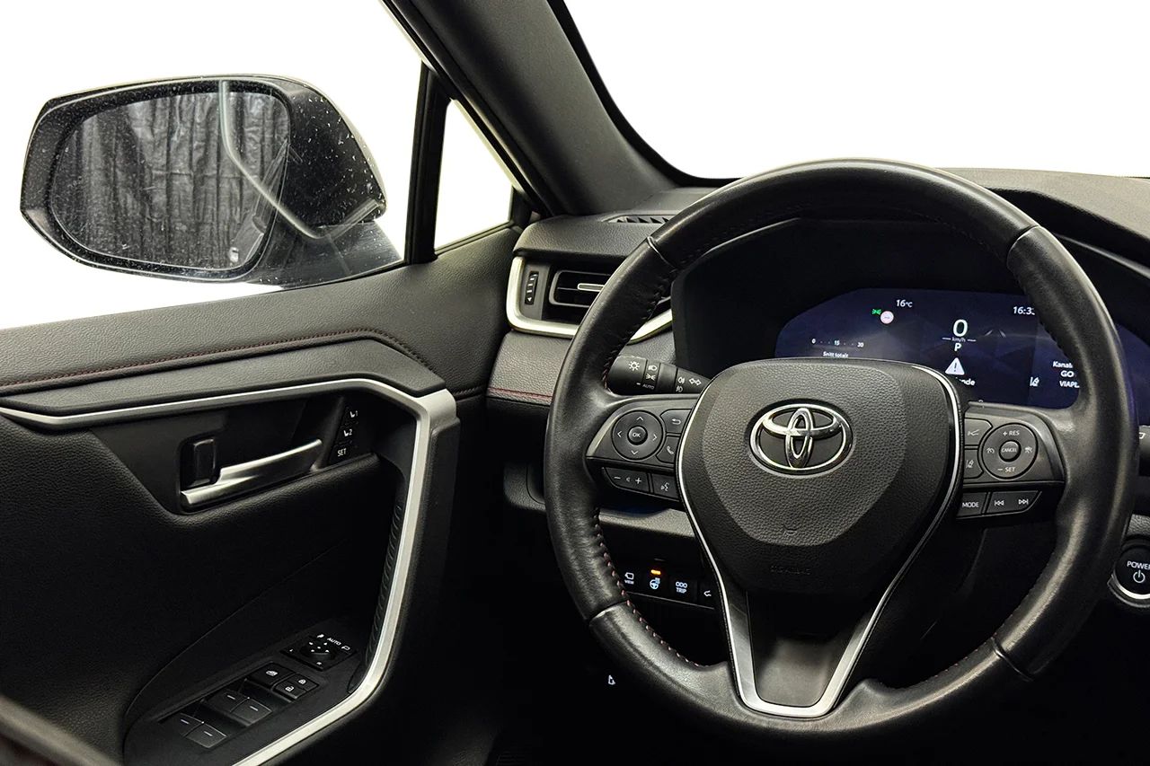 Toyota RAV4 Plug-in Hybrid Plug-in Drag HeadUp Cockpit Navi 360° Läder 306hk – bild 18 av 37