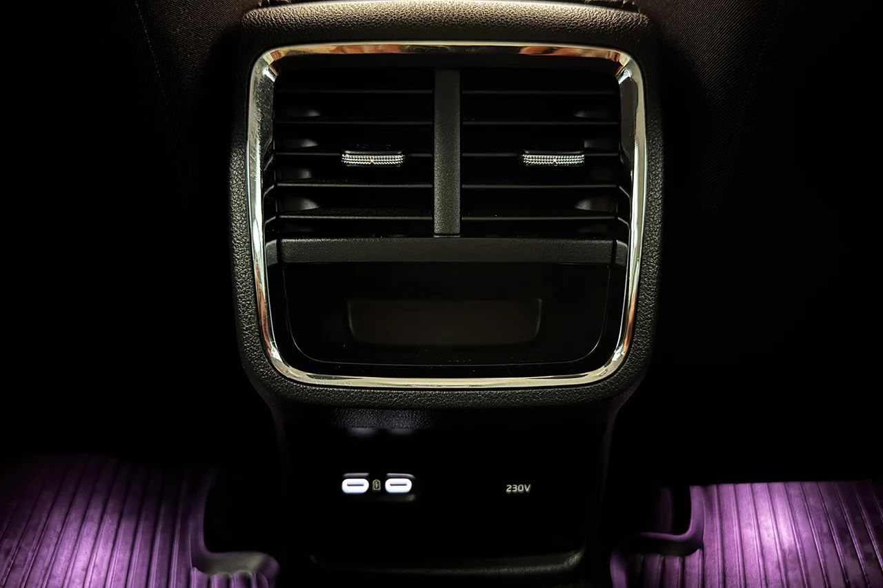 Skoda Octavia Kombi 2.0 TDI Automat Style Massage Kamera Värmare MOMS 150hk – bild 17 av 42