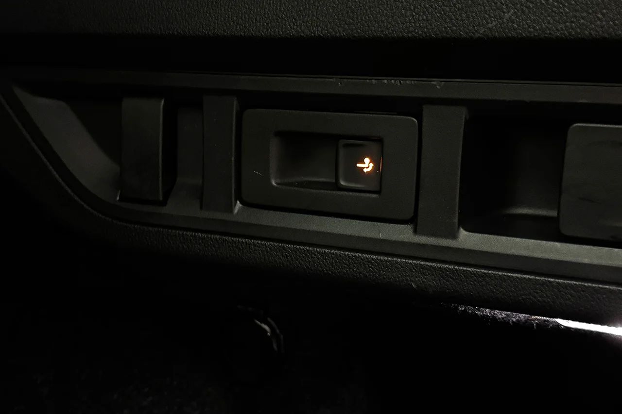 Skoda Octavia Kombi 2.0 TDI Automat Style Massage Kamera Värmare MOMS 150hk – bild 42 av 42