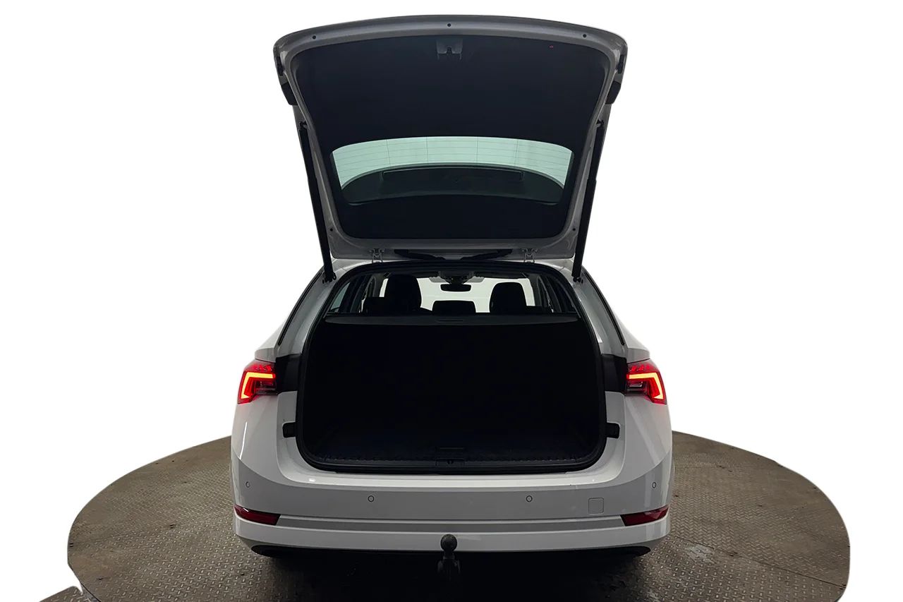 Skoda Octavia Kombi 2.0 TDI Automat Style Massage Kamera Värmare MOMS 150hk – bild 7 av 42