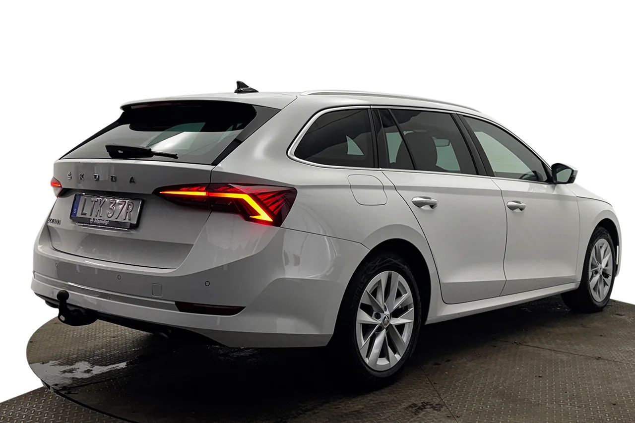 Skoda Octavia Kombi 2.0 TDI Automat Style Massage Kamera Värmare MOMS 150hk – bild 5 av 42