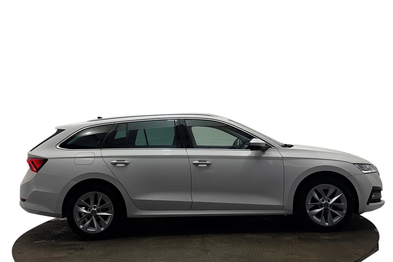 Skoda Octavia Kombi 2.0 TDI Automat Style Massage Kamera Värmare MOMS 150hk – bild 4 av 42