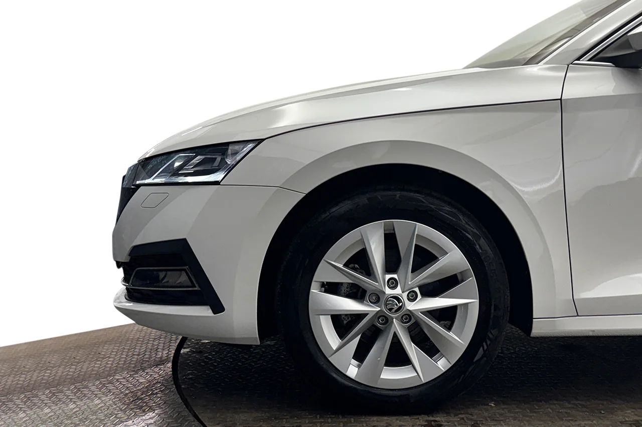 Skoda Octavia Kombi 2.0 TDI Automat Style Massage Kamera Värmare MOMS 150hk – bild 10 av 42