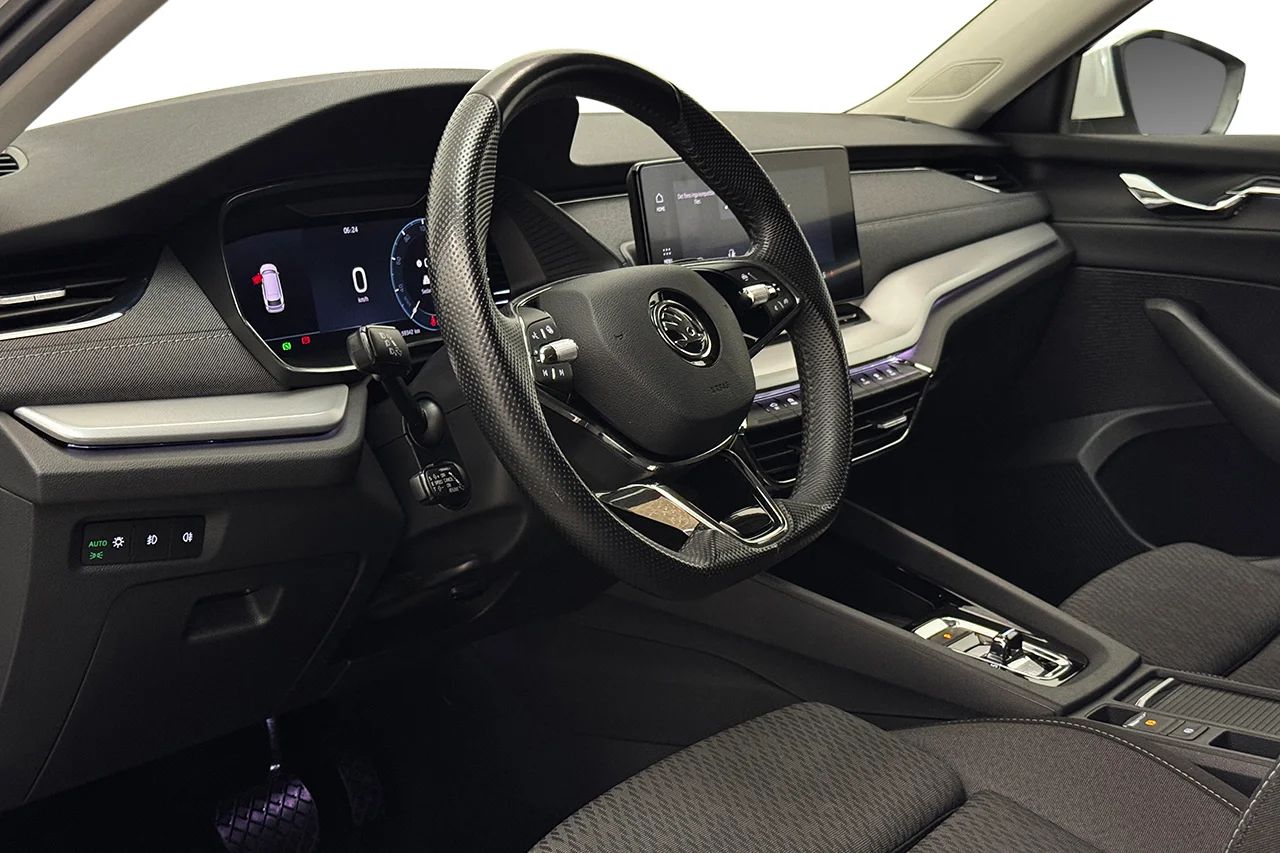 Skoda Octavia Kombi 2.0 TDI Automat Style Massage Kamera Värmare MOMS 150hk – bild 12 av 42