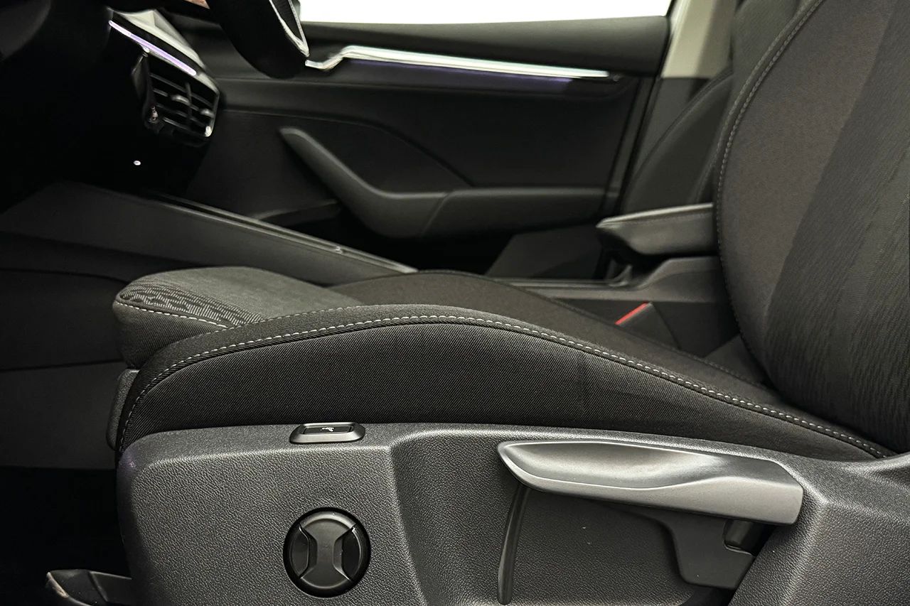 Skoda Octavia Kombi 2.0 TDI Automat Style Massage Kamera Värmare MOMS 150hk – bild 13 av 42