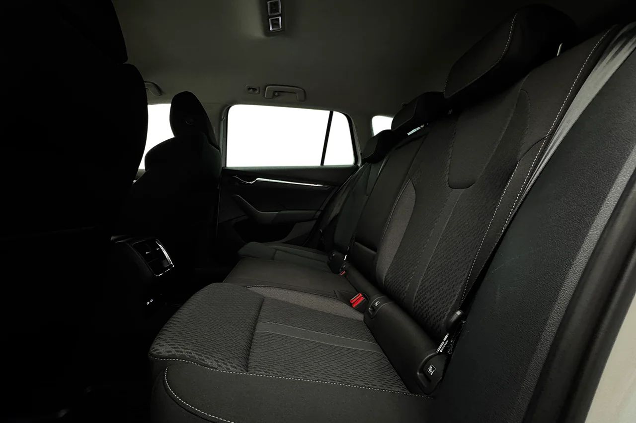 Skoda Octavia Kombi 2.0 TDI Automat Style Massage Kamera Värmare MOMS 150hk – bild 15 av 42