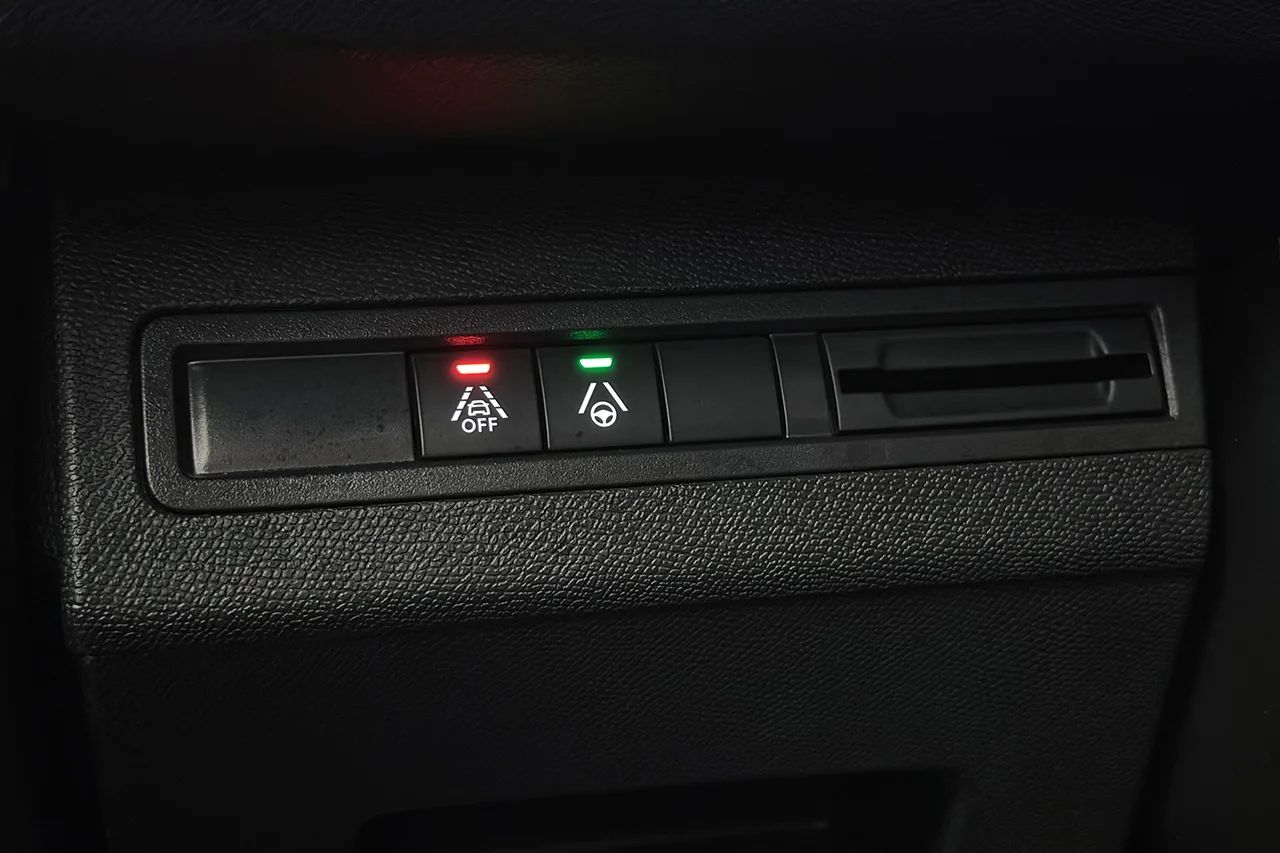 Peugeot 3008 1.2 PureTech GT Navi Kamera Delläder Cockpit MOMS 130hk – bild 31 av 33