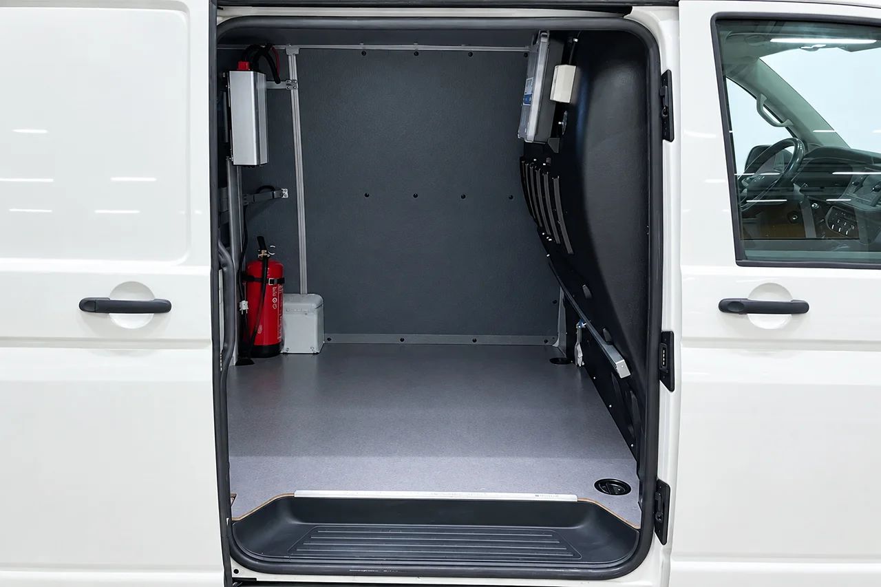 Volkswagen Transporter T32 2.0 TDI 4Motion L2 Drag Inredd Kamera MOMS 150hk – bild 6 av 11