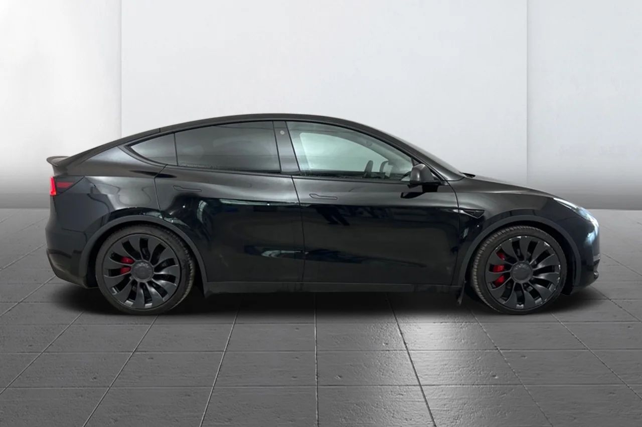 Tesla Model Y Performance Drag Värmepump AI-Dator Premiumljud MOMS 534hk – bild 4 av 13