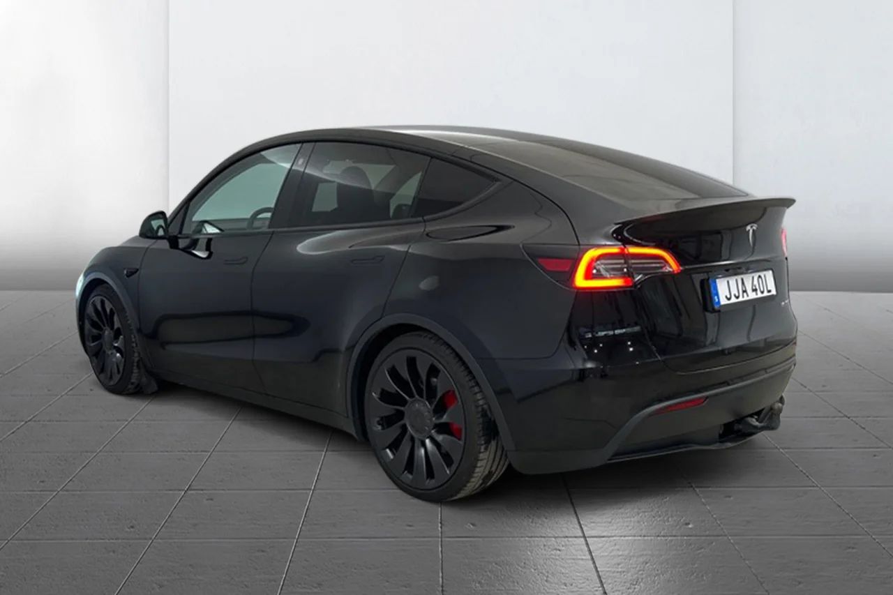 Tesla Model Y Performance Drag Värmepump AI-Dator Premiumljud MOMS 534hk – bild 6 av 13