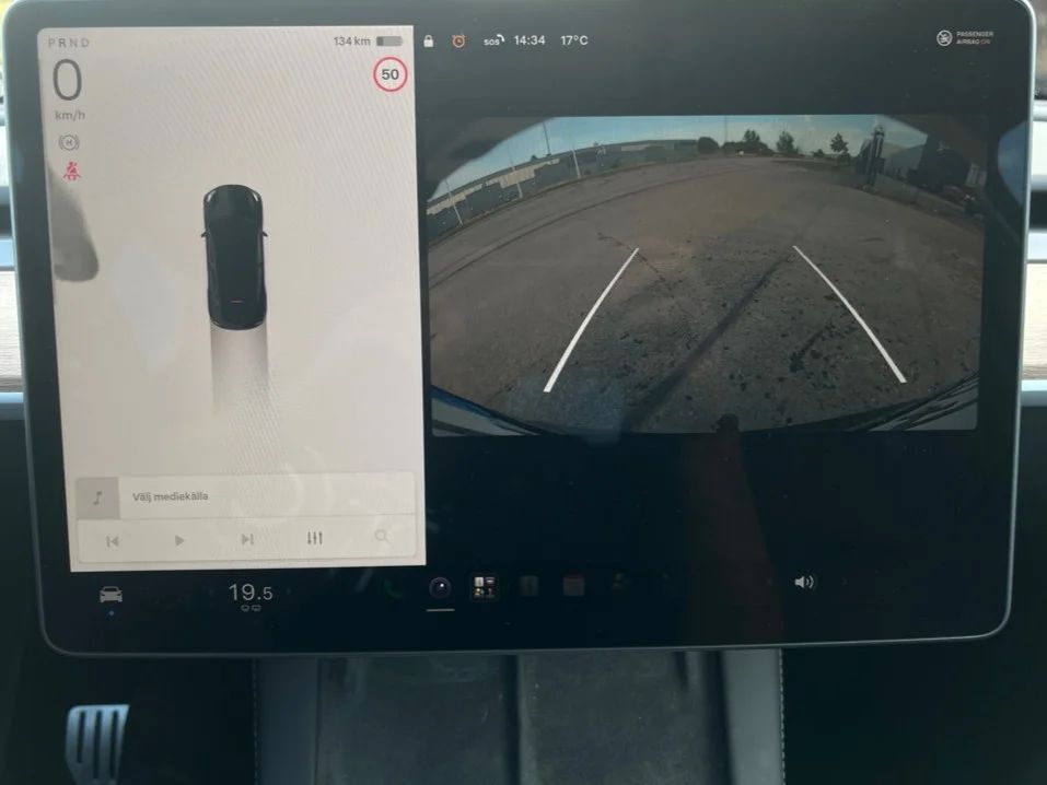 Tesla Model Y Performance Drag Värmepump AI-Dator Premiumljud MOMS 534hk – bild 10 av 13