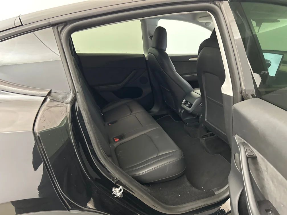 Tesla Model Y Performance Drag Värmepump AI-Dator Premiumljud MOMS 534hk – bild 8 av 13