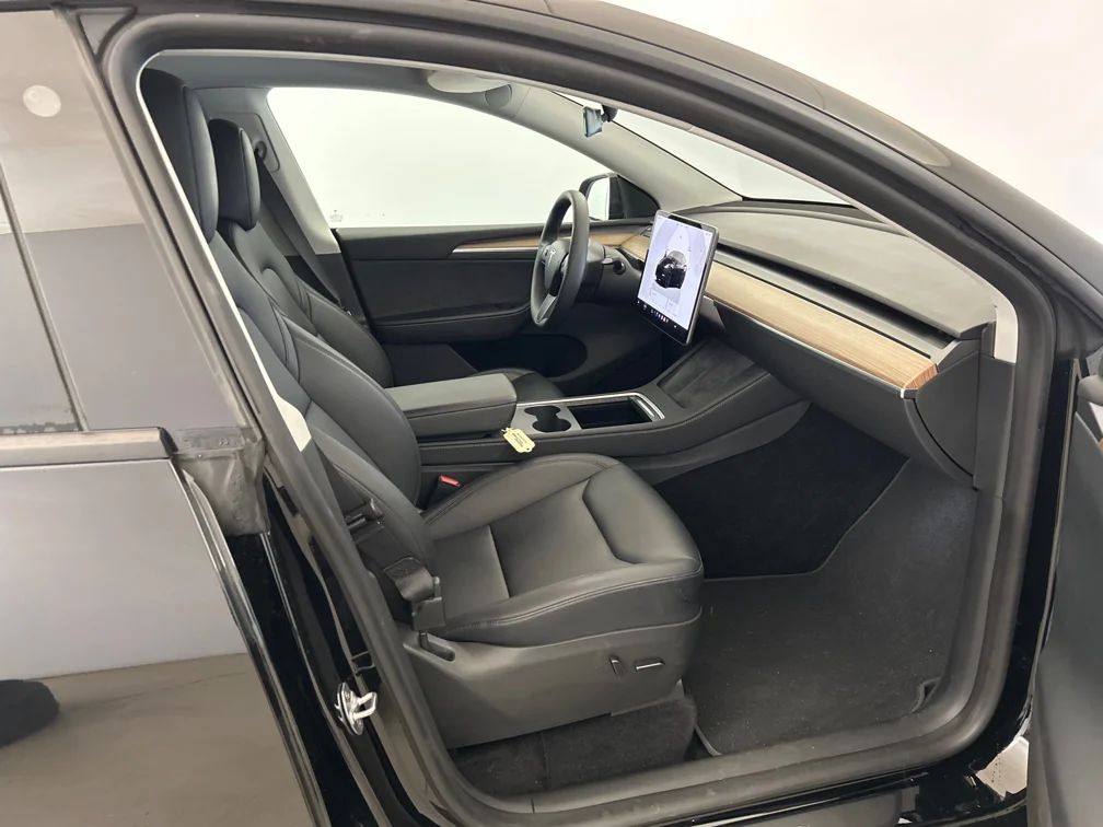 Tesla Model Y Performance Drag Värmepump AI-Dator Premiumljud MOMS 534hk – bild 7 av 13