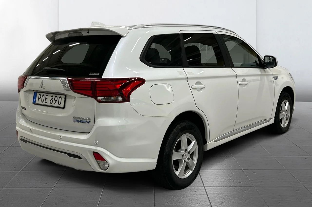 Mitsubishi Outlander PHEV AWD Delläder Adaptiv Farthållare MOMS 224hk – bild 4 av 9