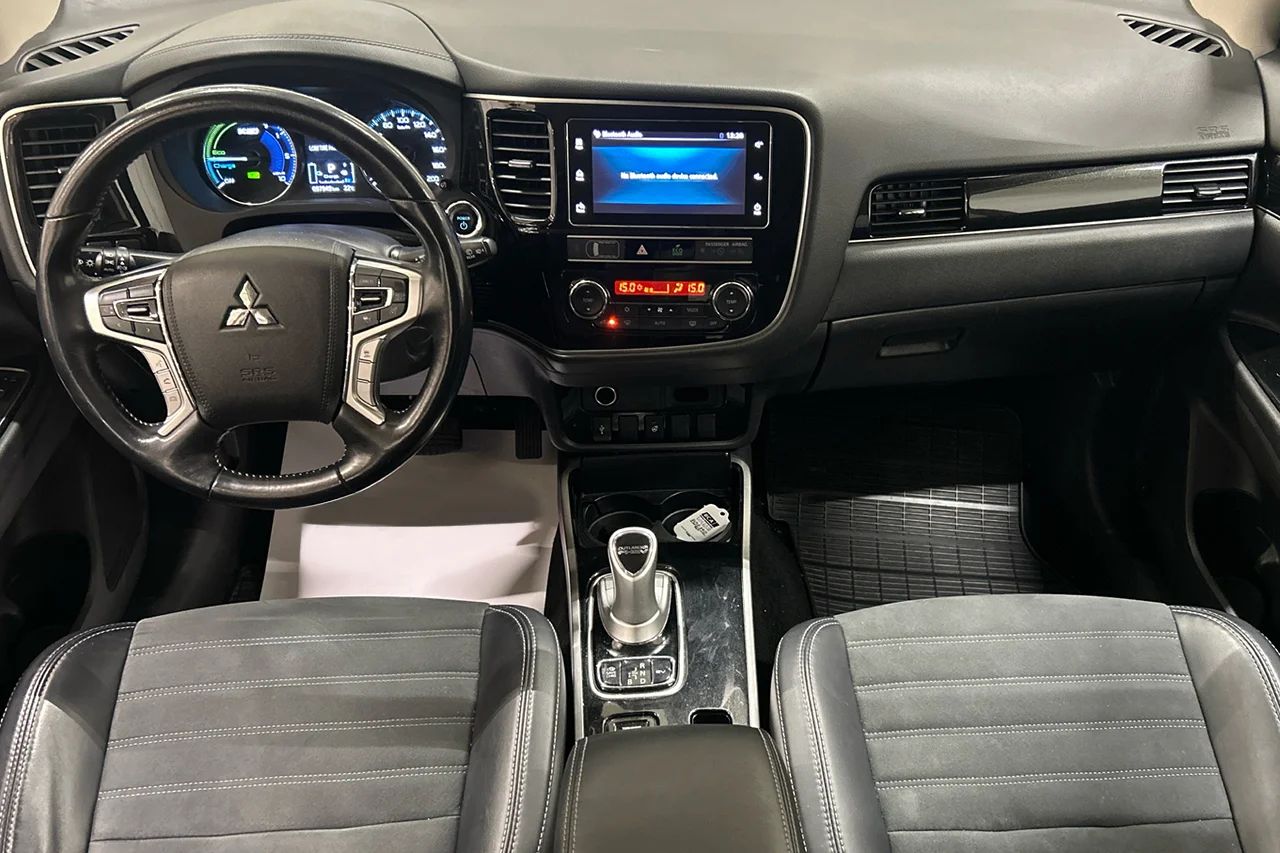 Mitsubishi Outlander PHEV AWD Delläder Adaptiv Farthållare MOMS 224hk – bild 8 av 9
