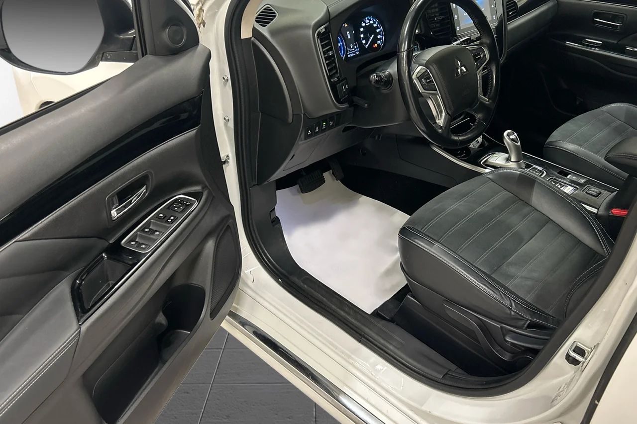 Mitsubishi Outlander PHEV AWD Delläder Adaptiv Farthållare MOMS 224hk – bild 6 av 9