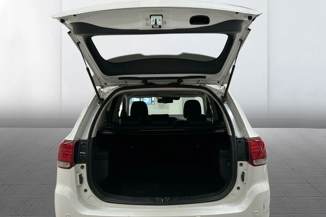 Mitsubishi Outlander PHEV AWD Delläder Adaptiv Farthållare MOMS 224hk – bild 9 av 9