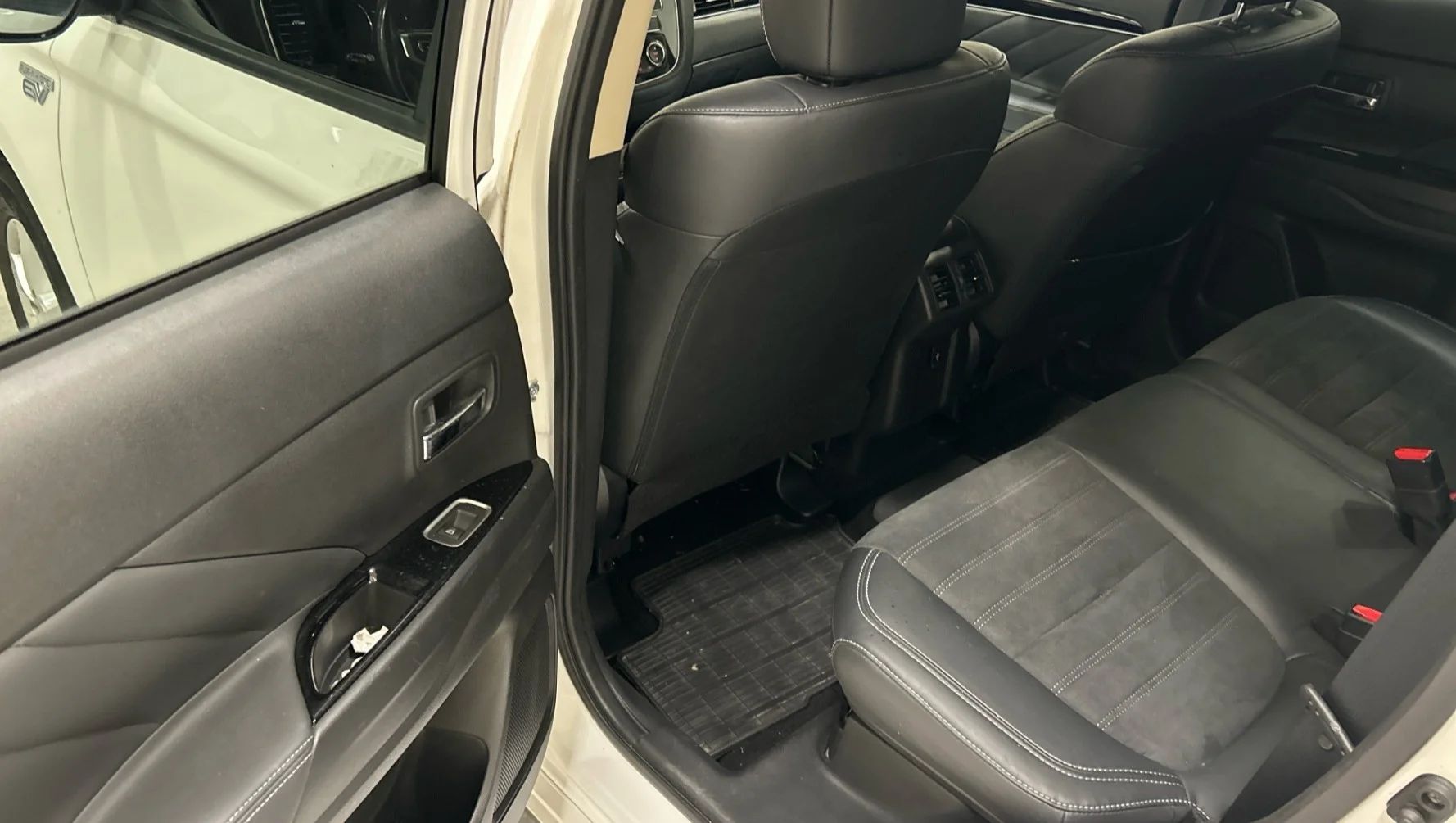 Mitsubishi Outlander PHEV AWD Delläder Adaptiv Farthållare MOMS 224hk – bild 7 av 9