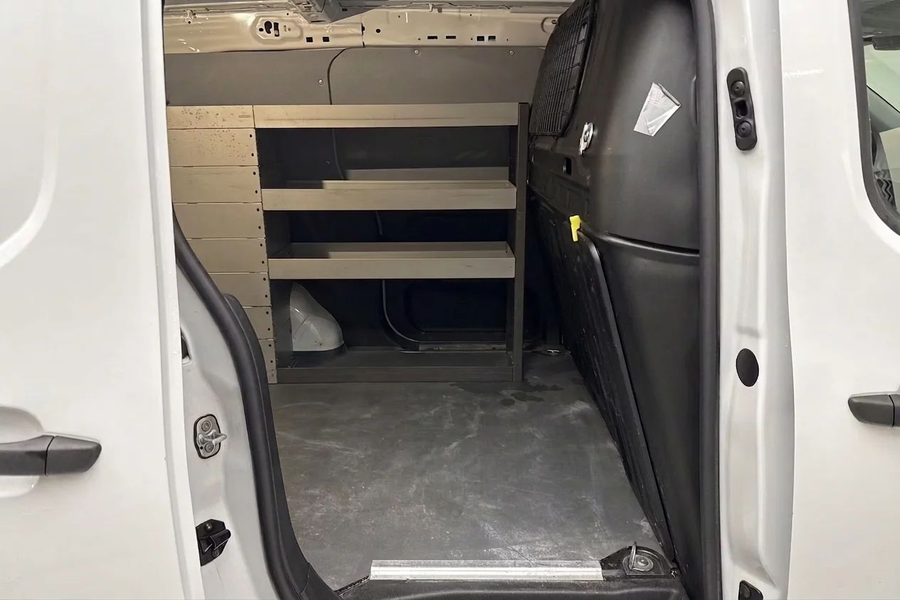Toyota ProAce City 1.5D Automat 3-sits Inredd Kamera Filassist MOMS 130hk – bild 7 av 9