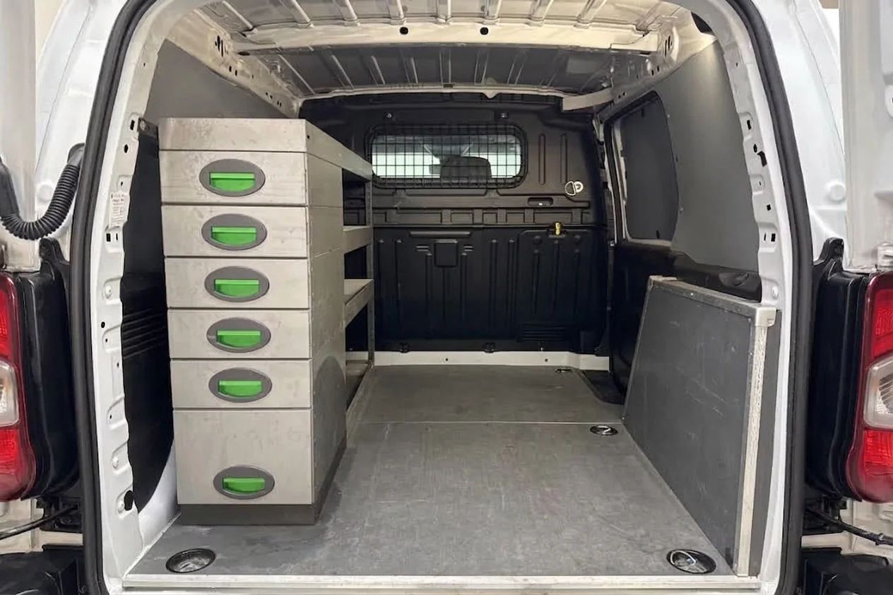 Toyota ProAce City 1.5D Automat 3-sits Inredd Kamera Filassist MOMS 130hk – bild 8 av 9
