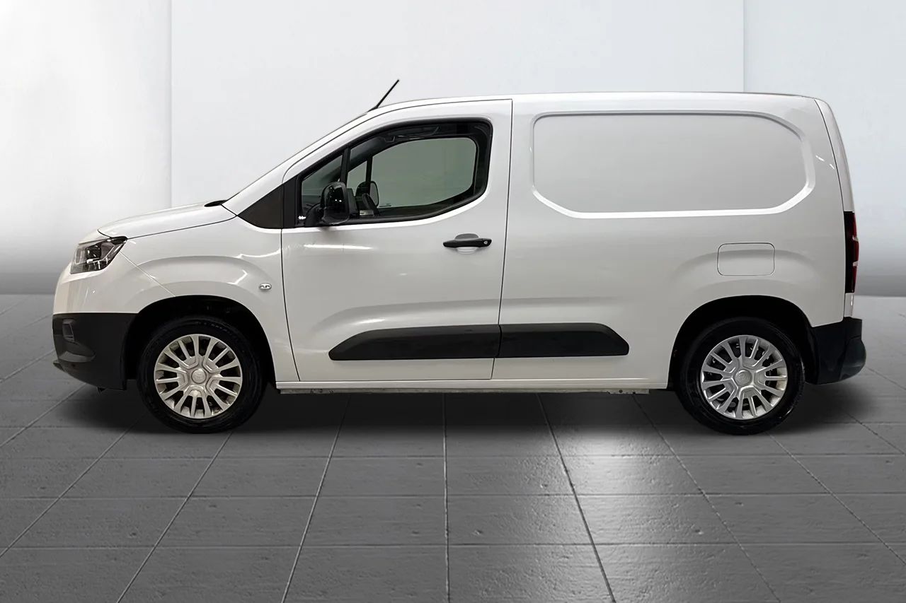 Toyota ProAce City 1.5D Automat 3-sits Inredd Kamera Filassist MOMS 130hk – bild 6 av 9