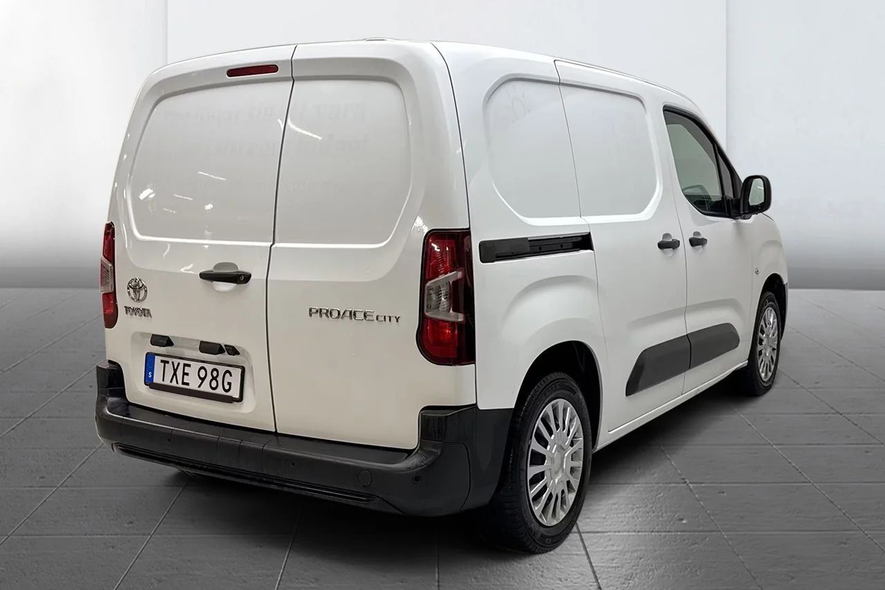 Toyota ProAce City 1.5D Automat 3-sits Inredd Kamera Filassist MOMS 130hk – bild 4 av 9